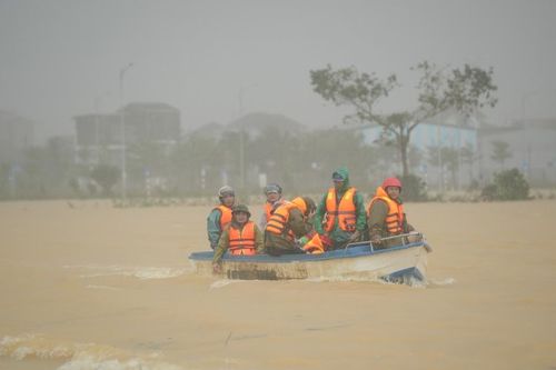 Nỗ lực tìm kiếm 3 người mất tích trong mưa lũ dữ ở Huế