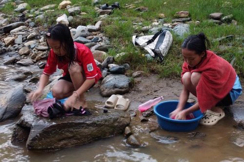 Thiếu nước sinh hoạt, hàng trăm học sinh Mường Lát phải ra suối tắm giặt