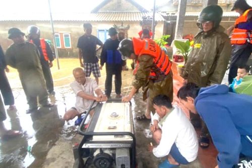 Công an thành phố Huế và những 'trạm sạc 0 đồng' cho người dân giữa vùng lũ