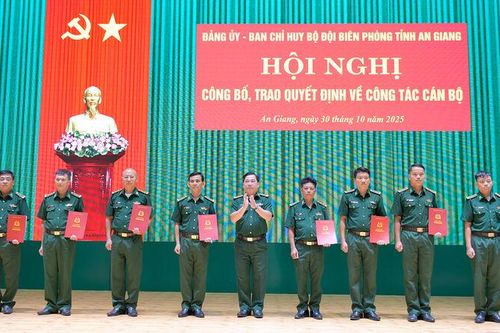 Bộ đội Biên phòng tỉnh trao quyết định công tác cán bộ