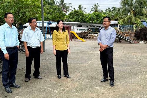 Bí thư Đảng ủy xã Ô Lâm khảo sát các trường học