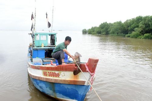 Phát hiện, xử lý 2 tàu cá không đủ điều kiện hoạt động