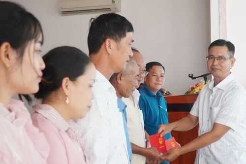 Cấp chứng chỉ hoàn thành bồi dưỡng kiến thức dân tộc cho gần 100 học viên