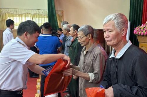 Trao quà cho hộ dân hoàn cảnh khó khăn bị ảnh hưởng do bão lụt
