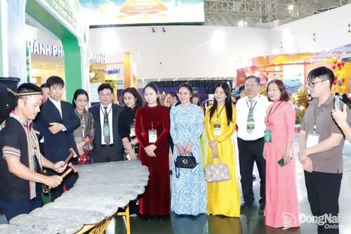 TIẾN TỚI ĐẠI HỘI ĐẠI BIỂU TOÀN QUỐC LẦN THỨ XIV CỦA ĐẢNG Kiến tạo và phát triển kỷ nguyên Việt Nam phú cường
