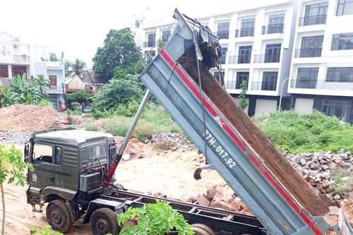 Bãi tập kết vật liệu giữa khu dân cư phường Quy Nhơn Nam gây ô nhiễm môi trường