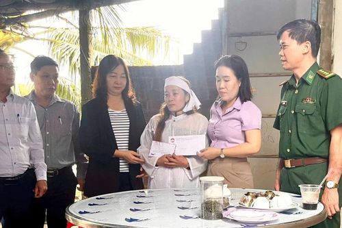 Gia Lai: Thăm hỏi và trao tiền hỗ trợ cho các gia đình ngư dân bị tai nạn