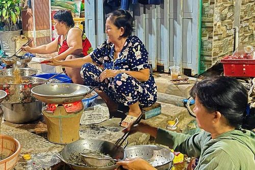 Phụ nữ xã đảo Nhơn Châu thức trắng đêm kho cá gửi bà con vùng lũ