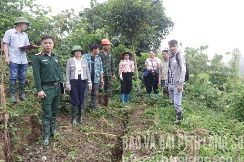 Kiểm tra một số vị trí nguy cơ cao sạt lở tại các xã: Quốc Khánh, Tân Tiến