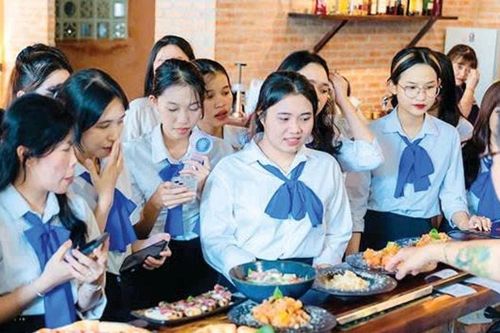 'Học đi đôi với hành'