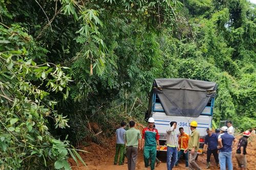 Sạt lở nghiêm trọng trên đèo Gia Bắc, giao thông tê liệt