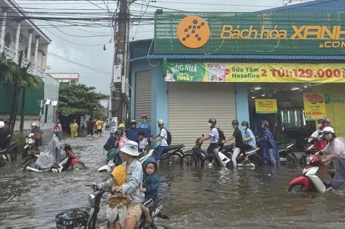 La Gi hỗ trợ người dân di dời khỏi vùng ngập lụt