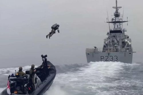Bộ đồ bay và ván lướt phản lực trong tác chiến hiện đại