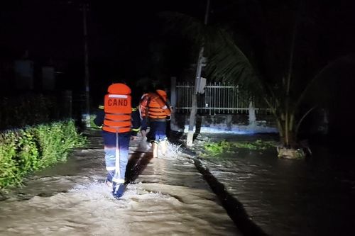 Nước lũ dâng cao, hàng chục hộ dân xã Hàm Thuận bị cô lập