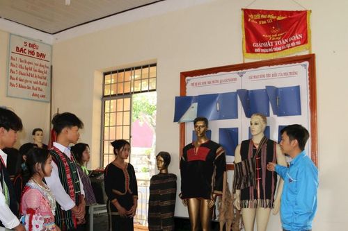 Gìn giữ bản sắc văn hóa truyền thống cho học sinh Lâm Đồng