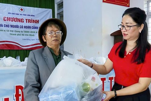 Trao 900 suất quà cho người dân khó khăn tỉnh Lâm Đồng