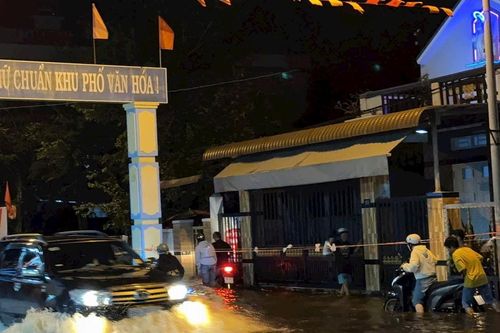 Hành động đẹp của Thanh thiếu niên La Gi giúp người dân vượt qua các điểm ngập