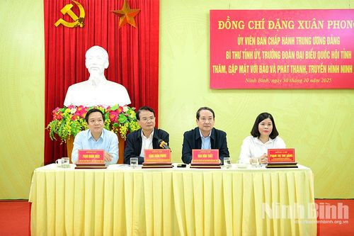 Đồng chí Bí thư Tỉnh ủy Đặng Xuân Phong thăm, gặp mặt cơ quan Báo và phát thanh, truyền hình Ninh Bình