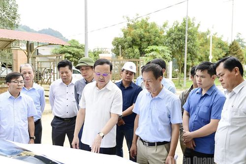 Phó Chủ tịch Thường trực UBND tỉnh Nguyễn Mạnh Tuấn kiểm tra tiến độ thực hiện dự án đường Hồ Chí Minh, đoạn Chợ Chu – Ngã ba Trung Sơn