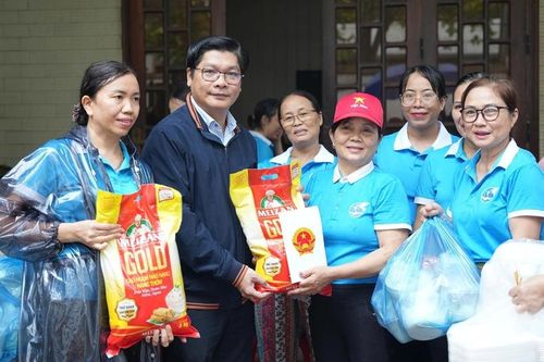 Lãnh đạo thành phố thăm, động viên bếp ăn miễn phí hỗ trợ đồng bào vùng lũ
