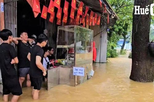 Sạc điện thoại miễn phí mùa lụt
