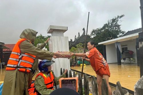 Trao gần 1.000 phần quà hỗ trợ người dân vùng lũ Phú Hồ bị cô lập