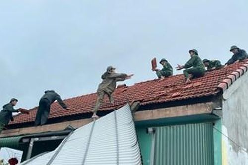 Lợp lại nhà, hỗ trợ người dân ảnh hưởng lốc xoáy