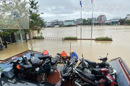 Người thợ điện Đà Nẵng - 'Điểm tựa' của người dân vùng lũ