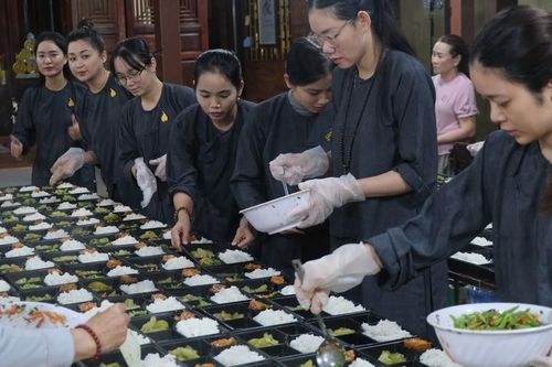 Của tuy nhỏ mọn, nghĩa sâu muôn trùng...