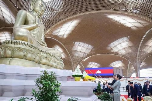 Campuchia: Tượng Phật cao 9m, nặng 9 tấn được an vị tại Sân bay Quốc tế Techo