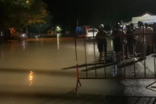 Ghe chở thầy trụ trì, Phật tử chùa Minh Giác (Đà Nẵng) đi cứu trợ bị lật trên sông Thu Bồn
