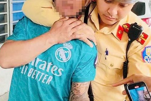 Clip: CSGT Hà Nội khống chế đối tượng tàng trữ ma túy khi kiểm soát giao thông