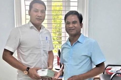 Nhặt được nửa tỷ đồng, cán bộ Mặt trận Tổ quốc xã trả lại người bỏ quên