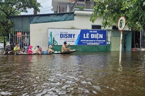 Huế: Hàng chục ngàn nhà dân bị ngập, 8 người chết và mất tích