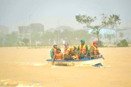 Tìm thấy thi thể hai cha con mất tích trong lũ ở Huế