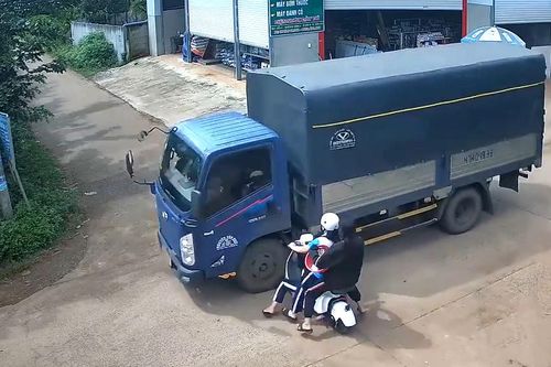 Khoảnh khắc xe đạp điện lao vun vút tông ngang xe tải, 3 nữ sinh thương vong