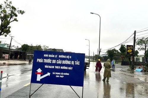 Hà Tĩnh: Nhiều tuyến đường ngập sâu, sạt lở ta luy, hàng trăm hộ dân sơ tán khẩn cấp