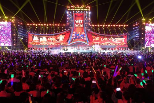 Concert 'Hạ Long 2025 - Hào khí Di sản, Bừng sáng tương lai' bùng nổ tại Quảng trường 30/10