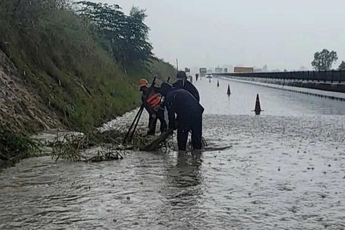 Cao tốc Vĩnh Hảo - Phan Thiết ngập sâu do mưa lớn, tạm thời cấm đường