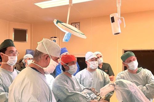 Bác sĩ Việt Nam giảng bài và mổ thị phạm tại Liên bang Nga