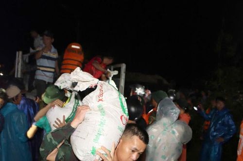 Cán bộ, chiến sĩ Sư đoàn 315 trắng đêm gia cố bờ kè biển