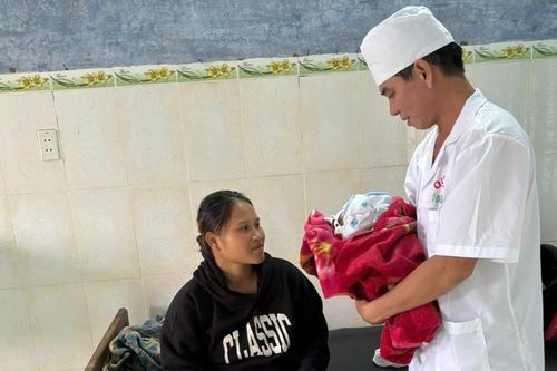 Quân y Bộ đội Biên phòng Quảng Trị hỗ trợ sản phụ 'vượt cạn' thuận lợi trong mưa lũ