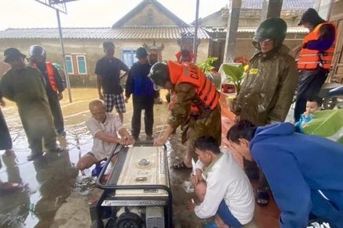 Công an xã, phường ở Huế triển khai trạm sạc điện thoại lưu động giữa vùng mưa lũ