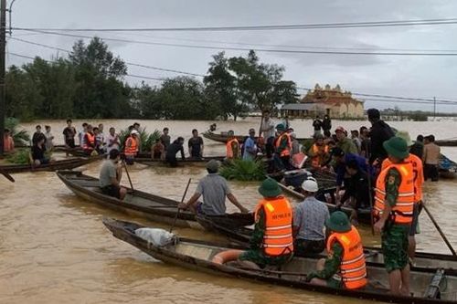 Tìm thấy thi thể 2 cha con mất tích trong lũ ở Huế