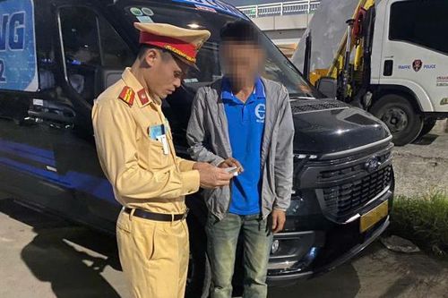 CSGT phát hiện tài xế Limousine dương tính ma túy vẫn lái xe đi đón khách