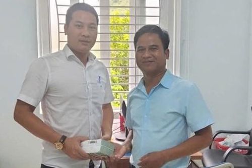Nhặt được 500 triệu đồng, một công chức trình báo chính quyền tìm người bỏ quên