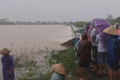 Huế: Nỗ lực tìm kiếm nạn nhân mất tích do mưa lũ