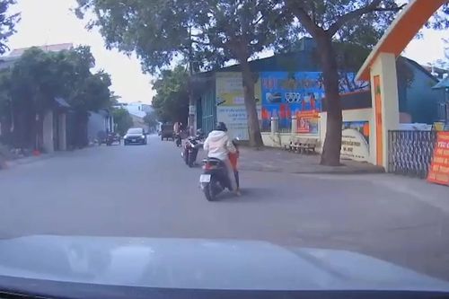 Nguy hiểm khi trẻ nhỏ tự ý vặn tay ga xe máy