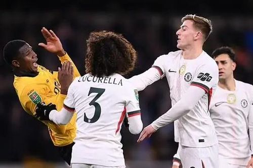 Enzo Maresca 'xấu hổ' vì thẻ đỏ thứ sáu