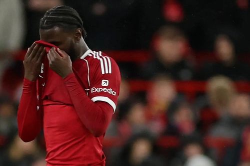 'Sao Mai' Liverpool nhận thẻ đỏ trong cả hai trận ra mắt